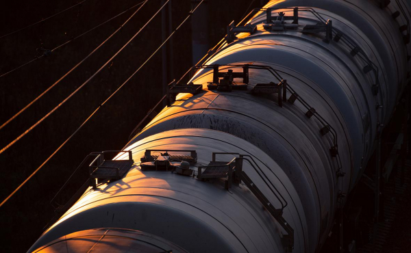 
                    Власти согласовали продление ограничений на экспорт бензина до сентября

                