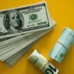 Вкладываемся в доллары? Эксперт дал советы по покупке валюты