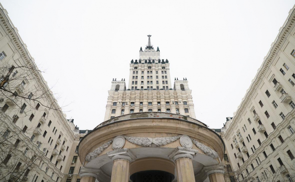 
                    Суд рассмотрит спор из-за реставрации высотки на Красных воротах

                