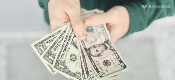 Россиянам сообщили, что не стоит спешить избавляться от &laquo;старых&raquo; долларов