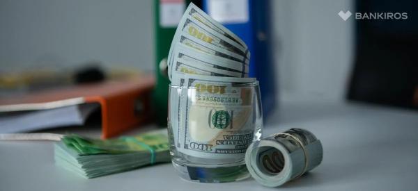 Россиянам посоветовали отложить покупку долларов: что будет дальше с курсом?