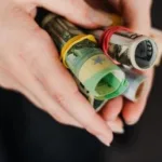 Как защитить сбережения от дальнейшей девальвации рубля, покупать ли валюту?