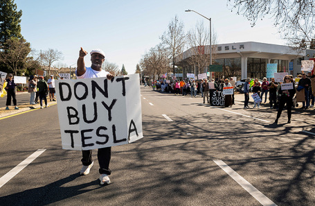 Tesla летит в пропасть, доллар слабеет, американские индексы проседают