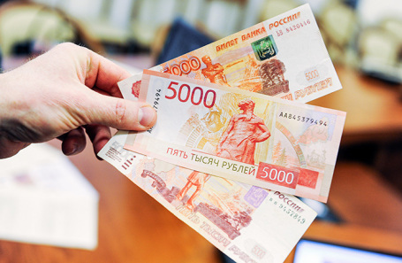 Каждый десятый банкомат в России не принимает новые купюры