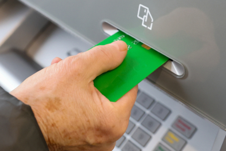 Россияне научились зарабатывать на кредитках