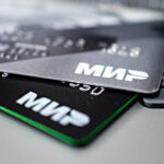 Банки с 29 марта будут уведомлять родителей об операциях по картам их детей-подростков