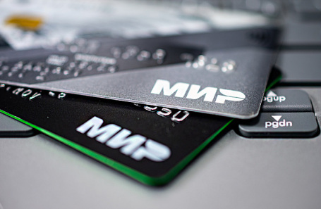 Банки с 29 марта будут уведомлять родителей об операциях по картам их детей-подростков