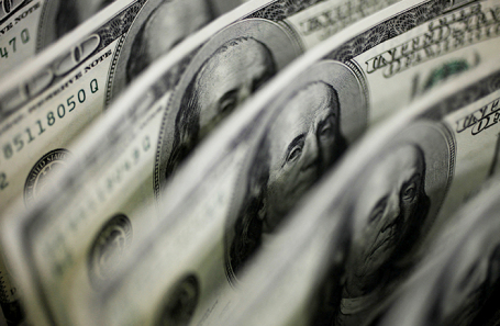 Доллар на межбанке падал ниже 83 рублей