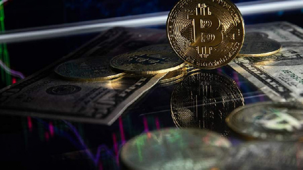 Стоимость биткоина упала ниже $90 тыс. на фоне форума в Белом доме