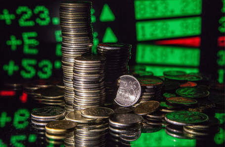 Когда подешевеют товары в России в связи с падением курсов доллара и евро?