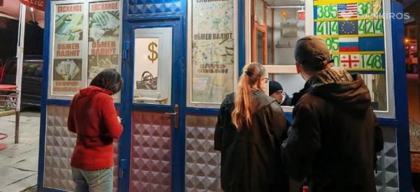 Эксперты сообщили, стоит ли сейчас бежать в обменники за долларами