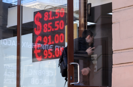 Люди потянулись в обменники, но ажиотажа нет