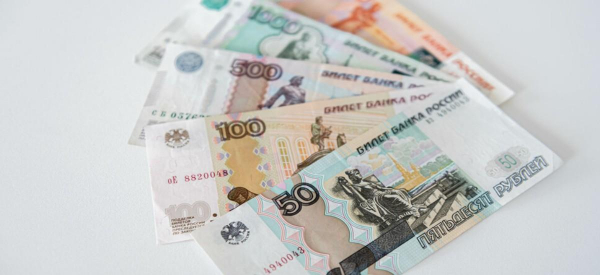 Рубль может резко ослабнуть в мае из-за решения правительства, предупредил экономист