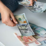 Рубль упадет до 106 за доллар: власти РФ обновили прогноз по валютному курсу