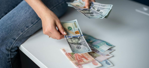 Рубль упадет до 106 за доллар: власти РФ обновили прогноз по валютному курсу