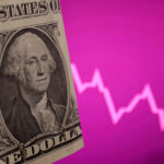 Bloomberg: доллар понес рекордные за 20 лет потери из-за пошлин Трампа