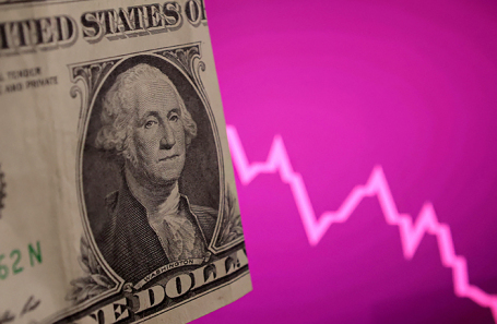 Bloomberg: доллар понес рекордные за 20 лет потери из-за пошлин Трампа