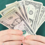 Банки ограничат продажу валюты? Россиян предупредили о дефиците наличных долларов