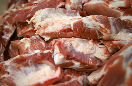 Перед майскими дорожает свинина