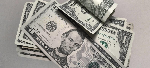 Эксперты назвали сроки возвращения курса доллара к 100 рублям