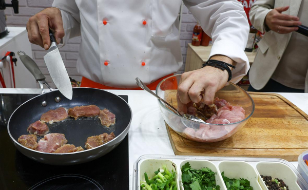 
                    &laquo;Ъ&raquo; узнал о продаже фабрики-кухни Пригожина

                