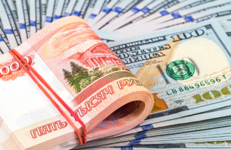 Доллар на международном рынке упал ниже 81 рубля