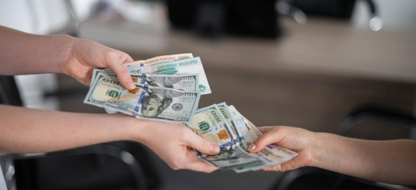 Экономист рассказал, как россияне могут заработать на подешевевшем долларе