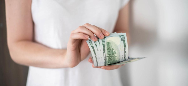 Эксперт предсказал курс доллара в мае: стоит ли срочно покупать валюту?