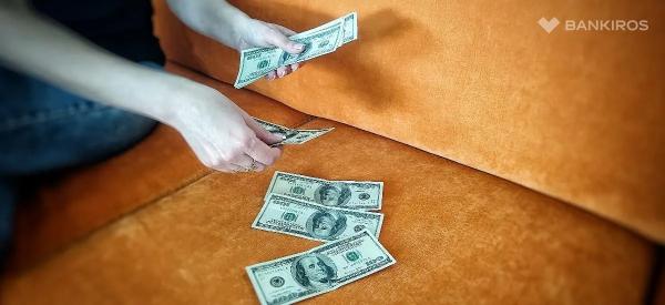 Купить доллары или открыть вклад? В банке дали совет россиянам