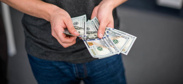 Россиянам посоветовали не закупаться долларами: какое будущее ждет валюту?