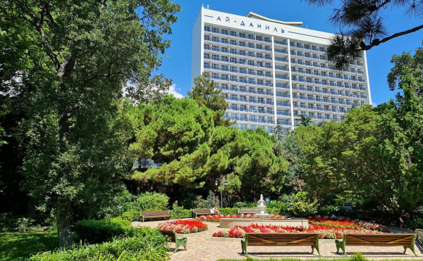 
                    Бывший санаторий Ахметова в Крыму перешел государству

                