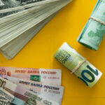 Доллар «в шаге от провала»: рубль может установить новый рекорд и развернуться