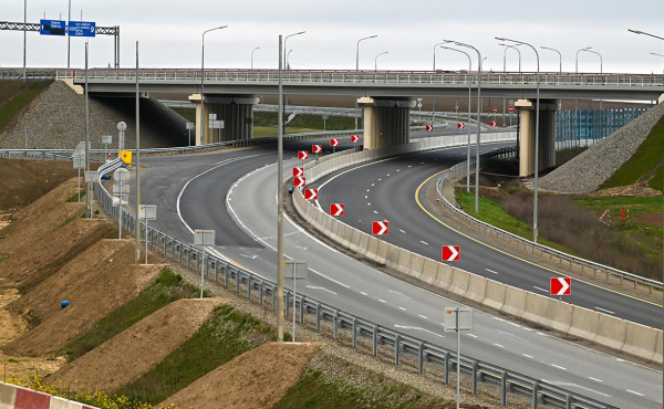 
                    &laquo;Автодор&raquo; сделает платным проезд по трассе к Крымскому мосту

                