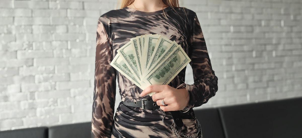 Экономист объяснил, почему россияне хотят получать зарплаты в долларах