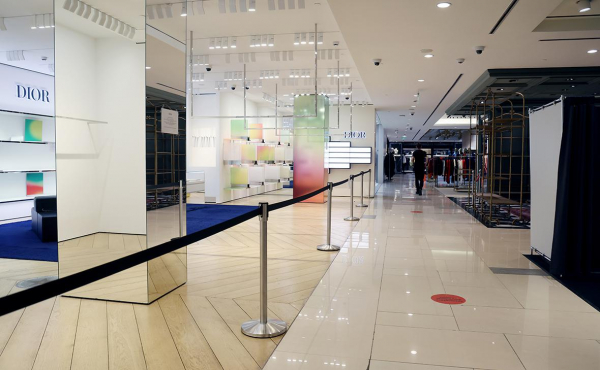 
                    Dior и Prada отказались от аренды части магазинов в России

                