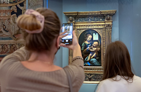 Скандал с блогером в Эрмитаже может привести к запрету фотосъемки в музее