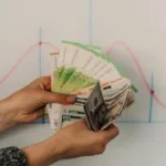 Доллар под давлением: названы новые ориентиры курса на следующую неделю