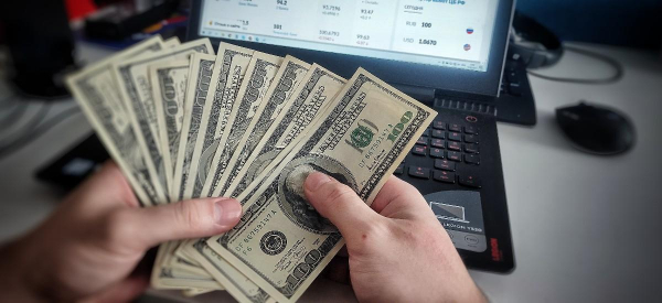 Эксперт оценил вероятность обвала доллара ниже 80 рублей