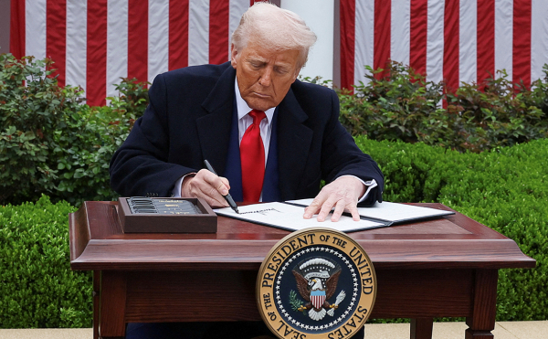 
                    Bloomberg узнал о продаже акций Цукербергом и CEO Oracle до анонса пошлин

                