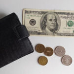 Рост или падение доллара: какой курс россияне ждут к лету?