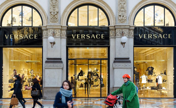 
                    Модный дом Prada купил бренд Versace

                