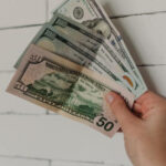 Эксперты объяснили, почему не стоит покупать наличные доллары в банках