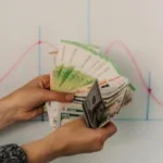 Россиянам рассказали, когда начнет дорожать доллар и импортная техника