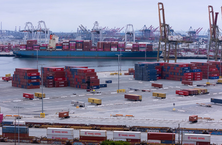 Порты США призывают отменить тарифы на фоне падения импорта