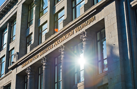 Минфин снова начнет покупать золото и валюту по бюджетному правилу