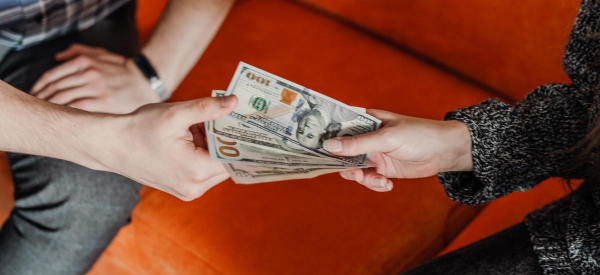 Банки намеренно создают искусственный ажиотаж на &laquo;свежие&raquo; доллары, сообщил эксперт