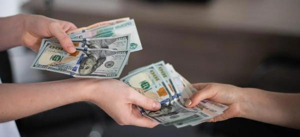 Новые доллары в банках: исчезла ли валюта из обменников?