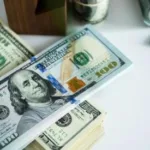 Россиян призвали не ждать обвала доллара до 50 и готовиться к девальвации рубля