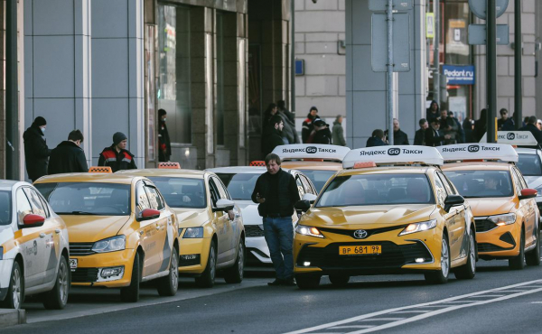 
                    Аналитики описали сценарии для рынка такси из-за новых правил локализации
                