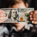 Вернется ли доллар на трехзначный уровень в 2025 году? Прогноз экономиста